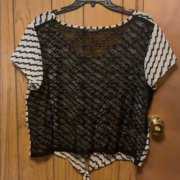 Black/White Crop Top - Picture 2 of 4